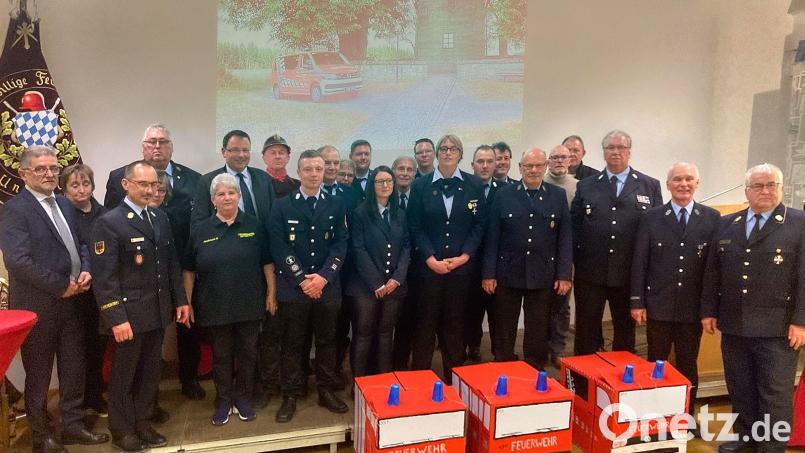Zum 125-jährigen Bestehen der Feuerwehr Unterlind gab es einen Jubiläumsabend mit Ehrungen und einem Rückblick auf die Geschichte der Wehr. Mit im Bild: Bürgermeister Franz Tauber (links), Schirmherr Martin Schöffel (hinten, Vierter von links) sowie Kreisbrandrat Hermann Schreck (rechts). Bild: gis