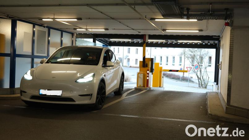 Die Stadt wird die Parkgebühren für ihre beiden Parkhäuser am Rathaus und an der Naab ab 1. Juli anpassen. Bild: Hirsch