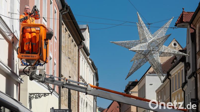 Die Amberger Weihnachtsbeleuchtung wird abgebaut. Dass das erst jetzt passiert, hängt mit dem Josefitag am 19. März zusammen. Bild: Wolfgang Steinbacher