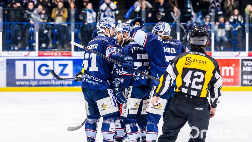Redakteur Fabian Leeb glaubt, dass die Blue Devils Weiden am Ende der Play-off-Serie gegen die Krefeld Pinguine jubeln werden. Bild: Tobias Neubert