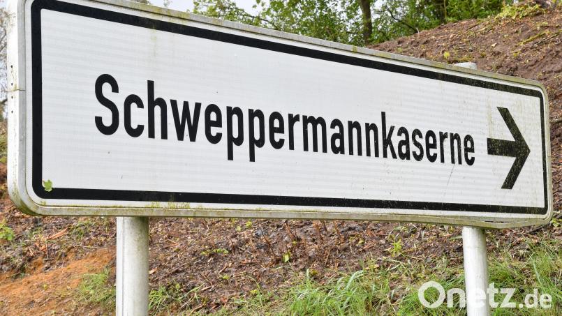 Der Wegweiser zur Schweppermannkaserne in Kümmersbruck. In diese sollte der Zeitsoldat nach einer Krankschreibung zum Dienst erscheinen, tat es aber nicht. Der Fall landete vor Gericht. Bild: Petra Hartl