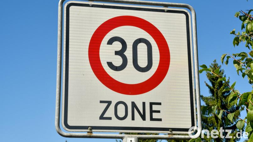 An der Ecke Mozart-/Richard-Wagner-Straße will eine Familie einen Sichtschutzzaun errichten. Im Mobilitätskonzept der Gemeinde Speichersdorf soll Letztere in eine Tempo-30-Zone umgewidmet werden. Archivbild: Petra Hartl