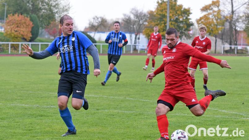 Mit vier Nachholspielen wird am Wochenende die Saison in der Kreisliga 2 fortgesetzt. Im Einsatz sind auch die SpVgg Wiesau (rechts Sebastian Thoma) und die Sportfreunde Kondrau (links Fabian Nerlich), Szene vom Wiesauer 1:0-Sieg im direkten Aufeinandertreffen. Die SpVgg tritt am Samstag beim VfB Rehau an, Kondrau empfängt am Sonntag die SG Selb-Plößberg/Schönwald. Archivbild: Gebert