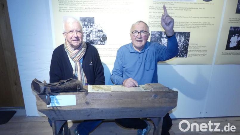 Die ehemaligen Schulleiter Toni Schwemmer und Heiner Kohl (von links) fühlen sich bei der Station &quot;Schulen&quot; zurückversetzt an ihre ersten Schultage in den 1940er und 1950er Jahren in Pressath und Eschenbach. Bild: rn