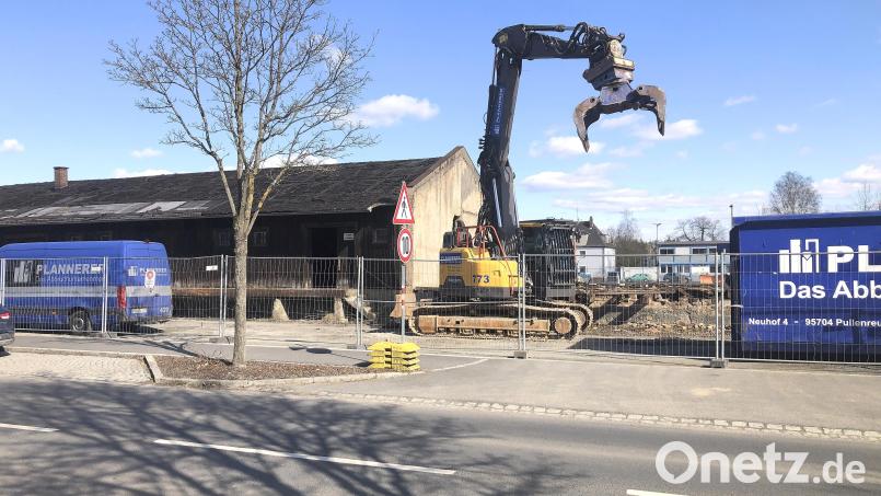 Mit den Abrissarbeiten auf dem Wiesauer Bahnhofsareal wurde das Abbruchunternehmen Plannerer beauftragt. Bild: wro