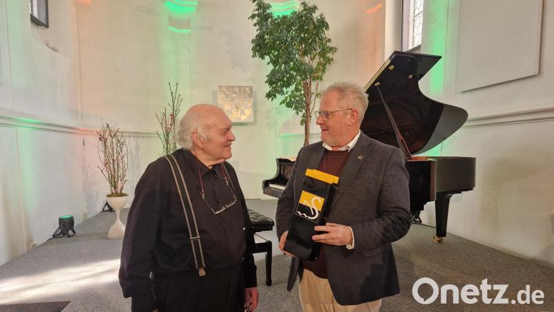Kurt Seibert (links), ein Urgestein des &quot;Schwandorfer Klavierfrühlings&quot;, nahm am Ende seines Auftritts den Dank von Oberbürgermeister Andreas Feller in Form von Wein aus der Schwandorfer Partnerstadt Libourne entgegen. Bild: td