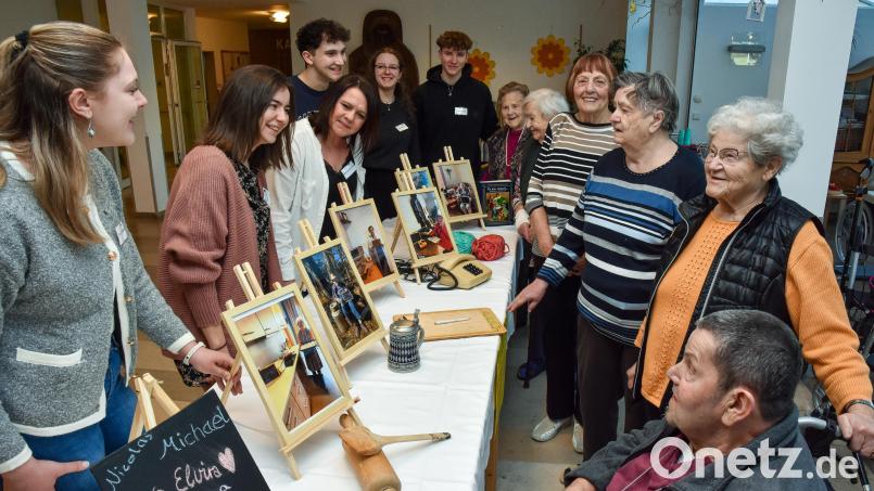Die Präsentation der Berufsschule für Pflege des Klinikums St. Marien Amberg zeigte die Ergebnisse des „Fotoshooting: Erinnerungen aus dem Leben unserer Senioren&quot;, das im Altenheim Friedlandstraße der Caritas Amberg stattfand. Bild: Stephan Huber