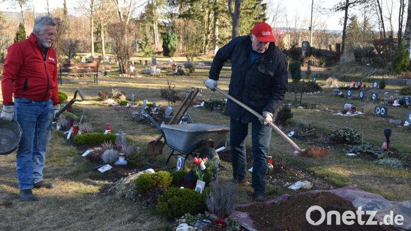 Klaus Meier und Josef Gebhardt (rechts) begraben die Tiere, die am Tierfriedhof in Weiden ihre letzte Ruhe finden. Bild: hcz
