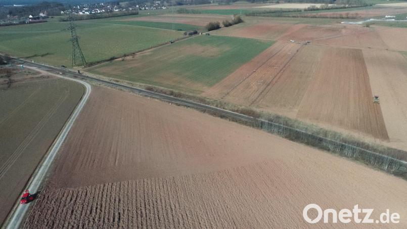 Auf dem Feld rechts der unbefestigten Straße, auf der Grünfläche auf der anderen Seite der Bahnstrecke und auf dem Feld rechts der Grünfläche wollen unterschiedliche Investoren Batteriespeicher errichten. Die Einleitung der notwendigen Bauleitplanung hat der Gemeinderat beschlossen. Bild: bey