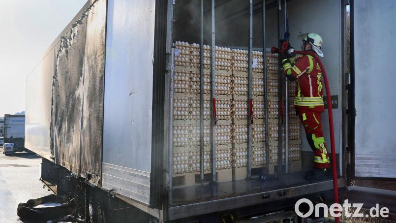 Rund 300.000 Eier mussten auf der Autobahn ausgeladen werden. Bild: Ralf Hettler/dpa