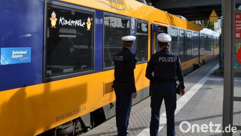 Beamte der Bundespolizei fanden das vermisste Mädchen am Hauptbahnhof Regensburg. Symbolbild: Bundespolizei