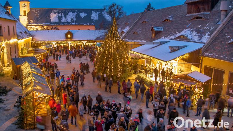 Die Weihnachtsmärkte und Dorfweihnachten in Friedenfels (im Bild der Weihnachtsmarkt im Ökonomiehof) zogen alljährlich viele Besucher an. Ab 2025 soll das vorweihnachtliche Ereignis auf den historischen Schlossplatz vor das neue Rathaus verlagert werden. Archivbild: bsc