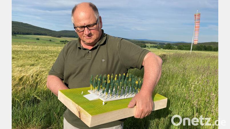 Initiator Wilhelm Koch mit einem Modell der geplanten Glyptothek auf dem zukünftigen Bauplatz bei Etsdorf. Bild: Anke Schäfer