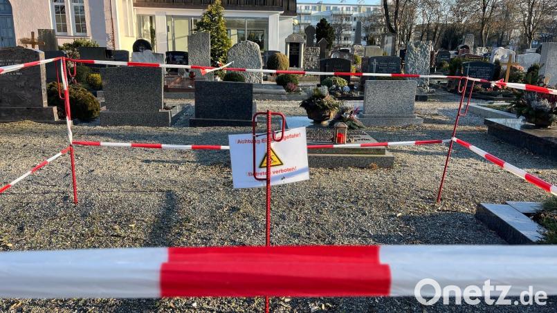 Seit November 2024 sind einige Bereiche auf dem Stadtfriedhof in Weiden abgesperrt. Hier droht Einsturzgefahr. Nun gibt es eine Lösung. Bild: Gabi Schönberger