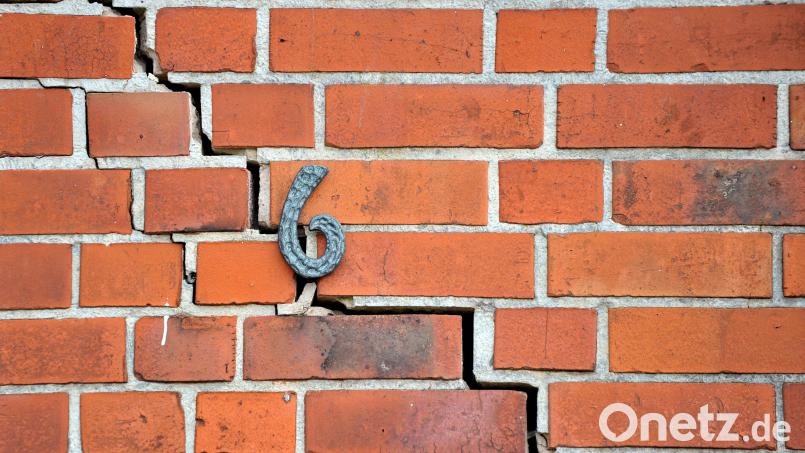 Tiefe Risse in der Fassade - viele Schäden entstehen über eine längere Zeit und selten nur durch etwas Frost im Winter. Symbolbild: Philipp Schulze/dpa