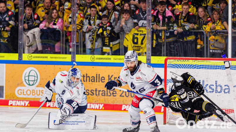 Der Weidener Verteidiger Tommy Muck (Mitte) lässt in dieser Szene den Krefelder Maximilian Adam (rechts) über den Schläger gleiten, Goalie Marco Wölfl wäre chancenlos gewesen. Bild: Werner Moller