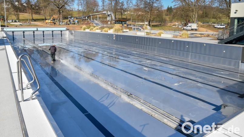 Frühjahrsputz im Waldbad: Die neuen Edelstahlbecken werden dampfgestrahlt und vom Schmutz des Winters befreit. Bild: Petra Hartl