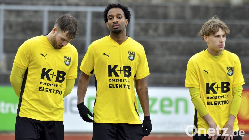 Mandela Singh-Sharpe (Mitte) ist beim beim FC Amberg in Hauzenberg wieder im Aufgebot. Trainer Andreas Scheler muss wohl die Abwehr umbauen. Archivbild: Hubert Ziegler