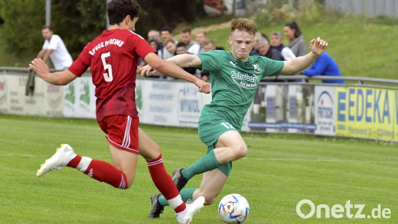 Christoph Hermann (rechts, Szene aus einem früheren Spiel) vom 1. FC Schlicht umkurvt in dieser Szene Vinzenz Schlenk (links) von der SpVgg Pfreimd. Beide Teams sind in der Bezirksliga am kommenden Wochenende gefordert: für Pfreimd geht es zur DJK Arnschwang, für Schlicht zum SV Inter Bergsteig. Archivbild: Hubert Ziegler