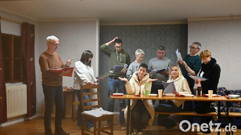 Noch schwitzen die neun Schauspieler des Pirker Brettls über dem Text lernen, Gags vorbereiten und Bühnenbild bauen. Die Premiere ist am 25. April. Bild: kki