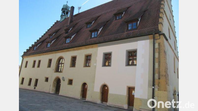 Ist hier einmal der Sitz der Verwaltungsgemeinschaft Hirschau-Schnaittenbach? Die Renovierung des Hirschauer Rathauses läuft an. Eine Malerfirma brachte bereits gemäß dem Farbvorschlag des Denkmalschutzes ein Musterfeld an der Nordseite des Gebäudes an. Hier können sich die Bürger ein Bild machen und ihre Meinung dazu der Stadt kundtun. Bild: fg