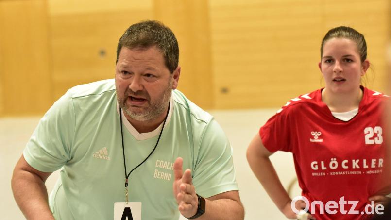 HSG-Trainer Bernd Eckl fordert im letzten Heimspiel der Saison nochmals volle Konzentration von seinen Mädels. Bild: mhs