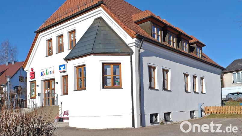 Unter den drei Fenstern an der Südseite der ehemaligen Sparkasse wird der Zugang in Kellergeschoss geschaffen. Da der Boden tiefer liegt, wird die Tür über eine kleine Treppe erreicht. Bild: ld