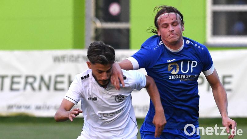 Im Hinspiel gab es ein 1:1 zwischen der SpVgg SV Weiden (rechts Felix Behnke) und der DJK Gebenbach (links Fatih Boynuegrioglu) am Wasserwerk. Am Samstag steht das Rückspiel in Gebenbach an. Bild: Büttner