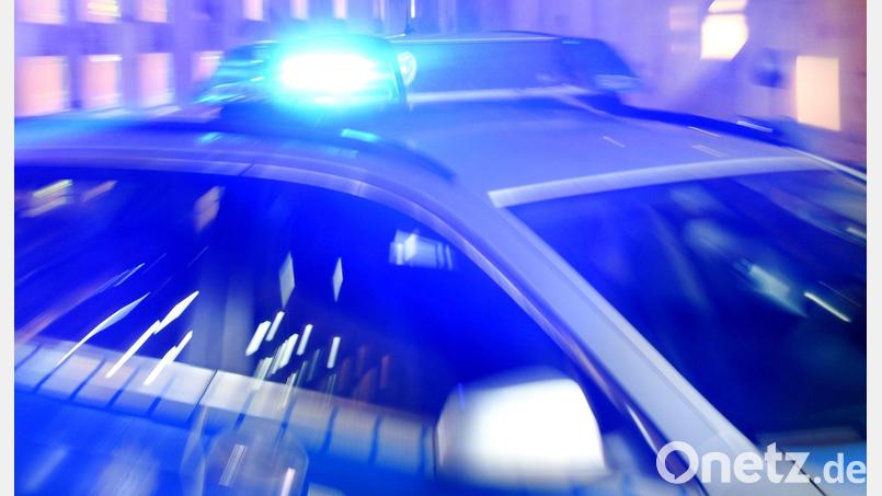 In Kulmbach ist ein Polizeiwagen mit einem unbeteiligten Wagen kollidiert. (Symbolbild) Bild: Carsten Rehder/dpa