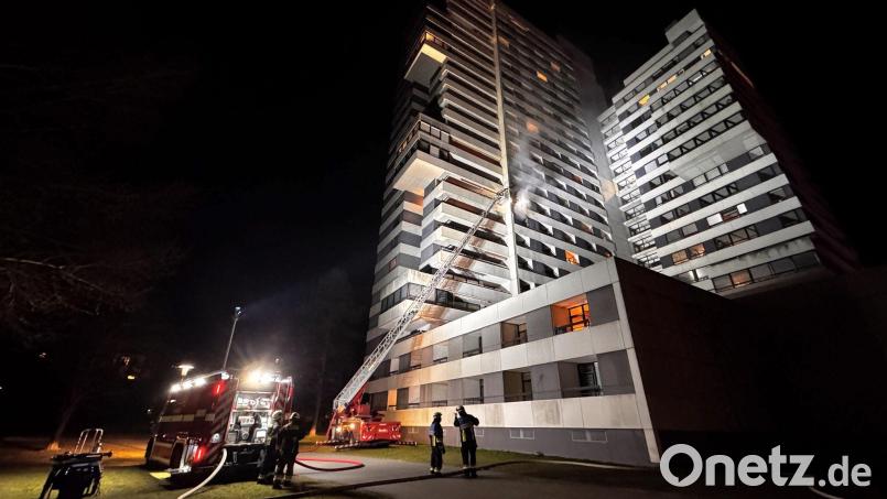 Die Feuerwehr löscht einen Brand im sechsten Stockwerk eines Hochhauses. Bild: Sven Grundmann/News5/dpa