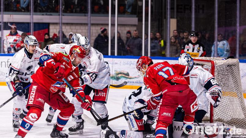 Die Selber Wölfe (rote Trikots) unterlagen dem ESV Kaufbeuren in der ersten Runde der Play-downs in der DEL2. Archivbild: Werner Moller