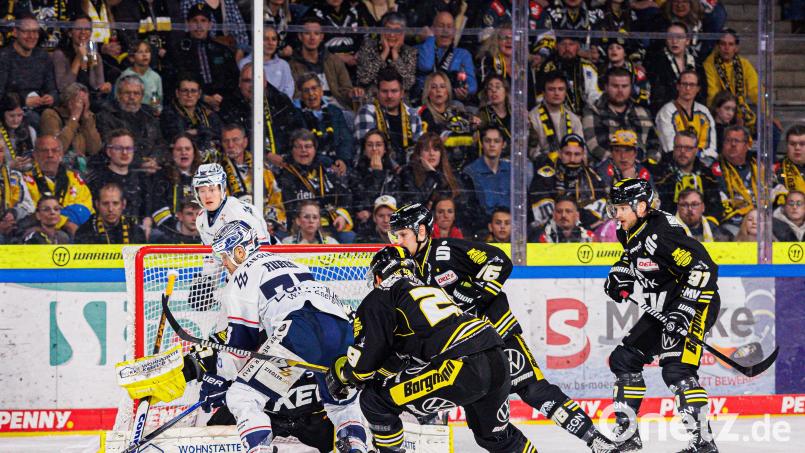Szenen aus dem fünften Spiel des Play-off-Viertelfinales in der DEL2 zwischen den Krefeld Pinguinen und den Blue Devils Weiden (weiße Trikots) am Freitag, 21. März 2025. Krefeld gewann mit 6:3. Bild: Werner Moller