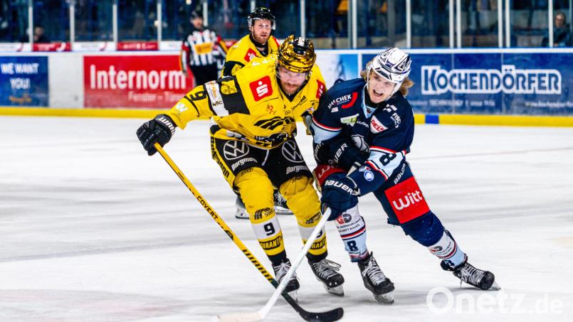 Neal Samanski (rechts), der Torschütze der Blue Devils Weiden zum zwischenzeitlichen 1:1, im Duell mit Ex-Nationalspieler Marcel Müller. Bild: Elke Englmaier
