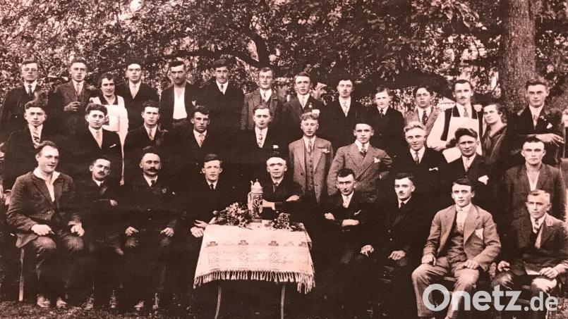 Das Gründungsfoto des Schützenvereins Edelweiß in Süß zeigt eine reine &quot;Männergesellschaft&quot;. Bild: Archiv Werner Wendl