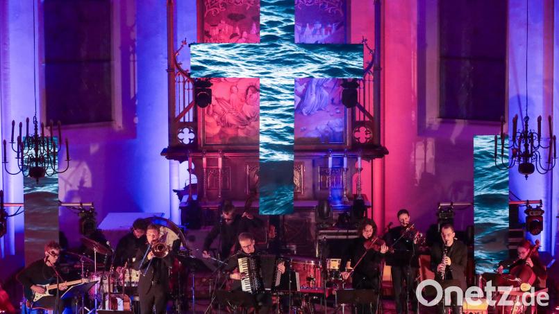 Die Gruppe Luz Amoi führte die Passion in neuer Form in der Herz-Jesu-Kirche in Rosenberg auf. Bild: Wolfgang Steinbacher