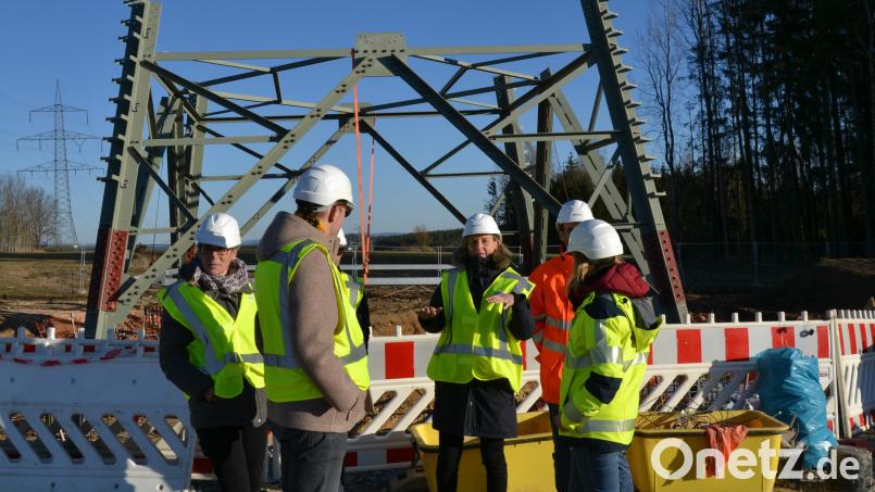 Barbie Haller (Mitte), Vizepräsidentin der Bundesnetzagentur, zusammen mit weiteren Mitgliedern der Delegation auf der Mastbaustelle in der Nähe von Konnersreuth. Bild: pz