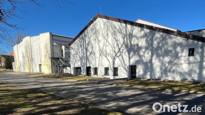 5 Millionen Euro investiert die Stadt Vilseck in die neue Ganztagesbetreuung. Der bisherige Trakt der Mehrzweckhalle, in dem die Bühne untergebracht ist, wird abgerissen. Nun gibt es einen neuen großen Anbau mit einer versenkbaren Bühne, damit diese Flächen multifunktional als Betreuungsräume, Küche, Mensa und für Veranstaltungen genutzt werden können. Neben der Dreifach-Sporthalle im Hintergrund wird ein zusätzlicher Eingang in das neue Gebäude errichtet. Bild: Stefanie Gradl