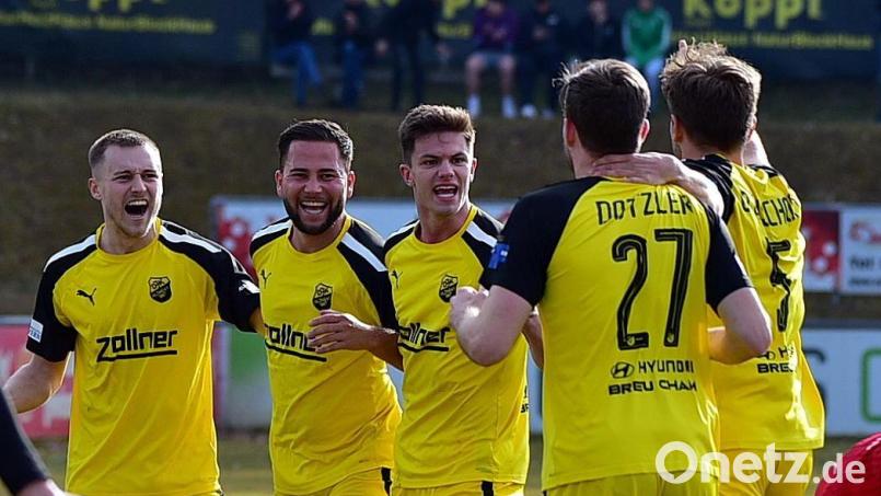 Lukas Dotzler (Nummer 27) wird von seinen Teamkollegen der DJK Vilzing zu seinem Tor gegen Würzburg gratuliert. Bild: dme