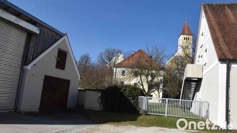 Ein Wärmenetz gibt es in Illschwang schon: Die Hackschnitzelheizung der katholischen Pfarrei (links im Nebengebäude mit dem Rolltor) versorgt das Pfarrzentrum (rechts), das Pfarrhaus (Mitte), die Kindertagesstätte St. Vitus und einige Wohnhäuser in der Nachbarschaft mit Wärme. Bild: no