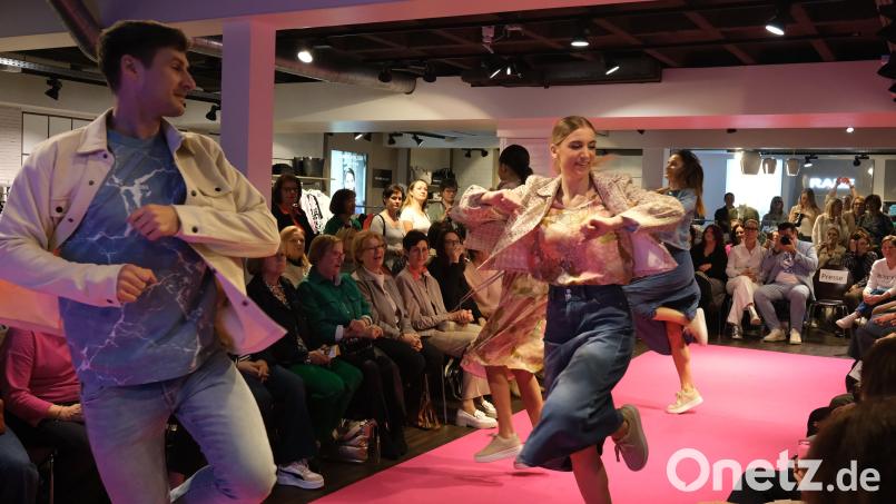 Beschwingt in den Modesommer: Die Models tanzen im trendigen Outfit über den Laufsteg. Bild: Hirsch