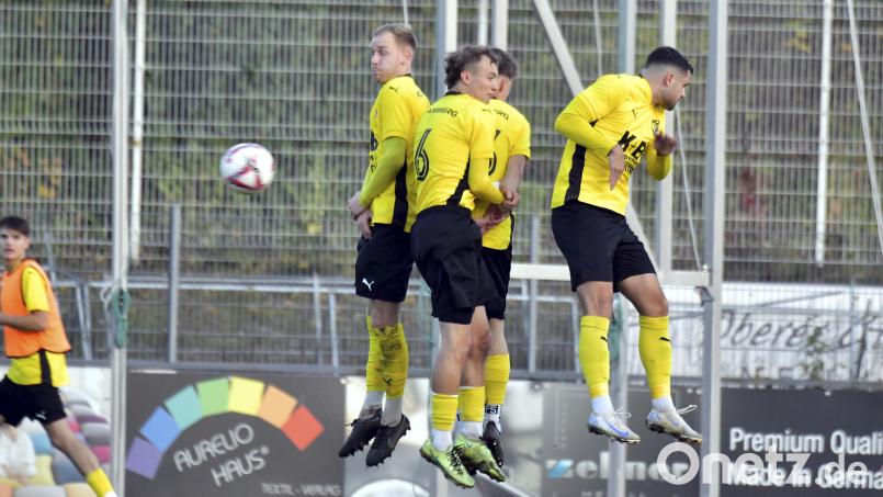 Die Amberger (Szene aus einem früheren Spiel) hielten den Angriffen des Spitzenreiters aus Hauzenberg am Samstag oft stand. Zweimal war der FC Sturm dann aber doch erfolgreich. Bild: Hubert Ziegler
