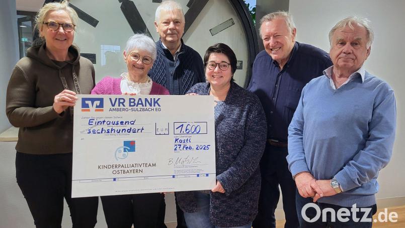 Bei der Übergabe der Spende durch die Europa-Union (von links): Christine Heimburger, Helga Eberhardt, Reinhold Strobl, Jana Fickel, Hermann Kucharski und Bernhard Matschiner. Bild: Klinikum Amberg/Uschold