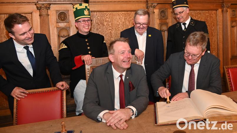 Nun ist es amtliche, die beiden Oberbürgermeister Sven Krüger von Freiberg (links) und Michael Cerny von Amberg (rechts) &quot;besiegeln&quot; die Städtepartnerschaft zwischen Freiberg/Sachsen und Amberg. Bild: gf