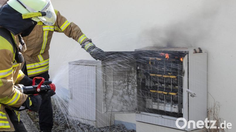 In der Forstamtsstraße in Raigering geriet ein Stromkasten in Brand. Die Feuerwehr hatte den Brand schnell unter Kontrolle. Bild: Wolfgang Steinbacher
