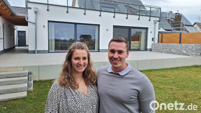 Nadine und Fabian Hartlich aus Schwarzenfeld haben ihre Entscheidung für die Sanierung eines Reihenhauses nicht bereut. Ihr Beispiel zeigt, dass Bauen im Bestand nicht unbedingt Abstriche bei den Quadratmetern bedeuten muss. Bild: bl