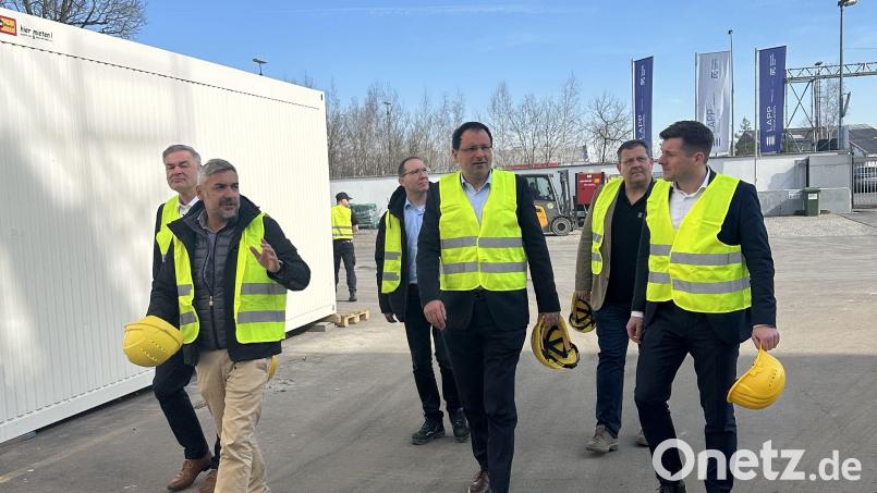 Lapp-Geschäftsführer Daniel Hartmann (Zweiter von links) gab Bürgermeister Nicolas Lahovnik (rechts), Staatssekretär Martin Schöffel (Mitte) und Landrat Peter Berek (links) ein Update zum Wiederaufbau. Bild: Stadt Wunsiedel/exb