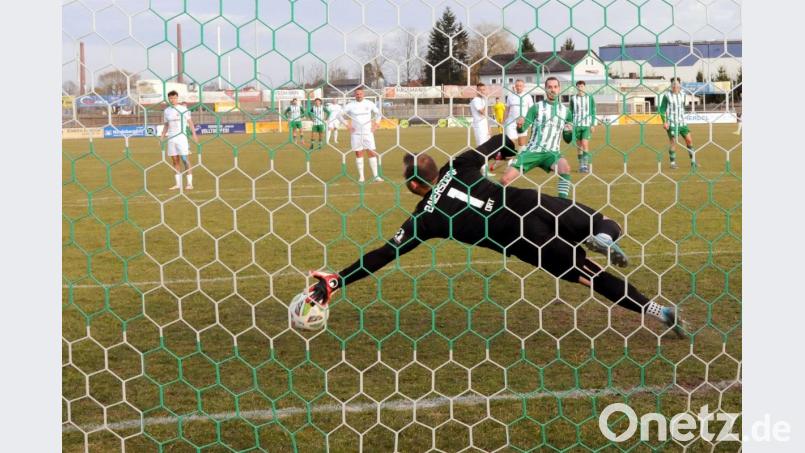 Marco Kießling verwandelt in dieser Szene den den Elfmeter zum 3.1 für den SV Mitterteich.. Bild: heh