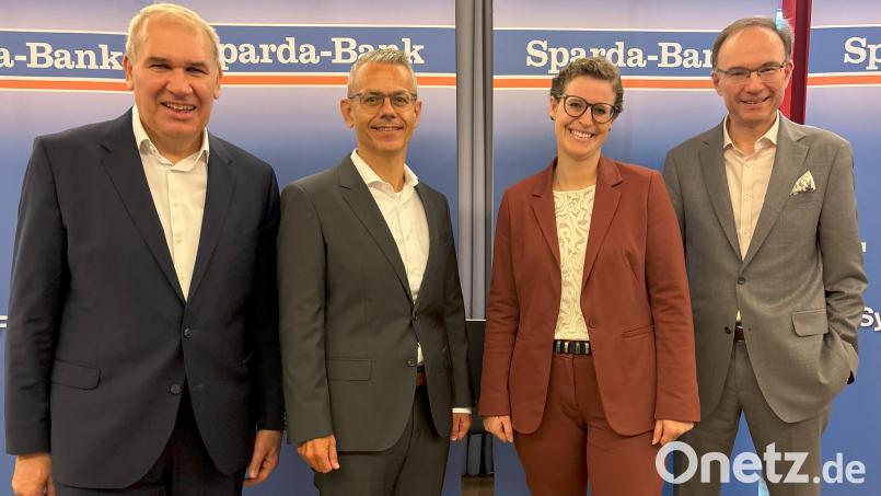 Dietmar Breu, Michael Gruber, Steffi Langfeld und Werner Dollinger (von links) blicken auf das vergangene Geschäftsjahr zurück. Bild: Sparda-Bank Ostbayern eG/Gerd Baumann/exb