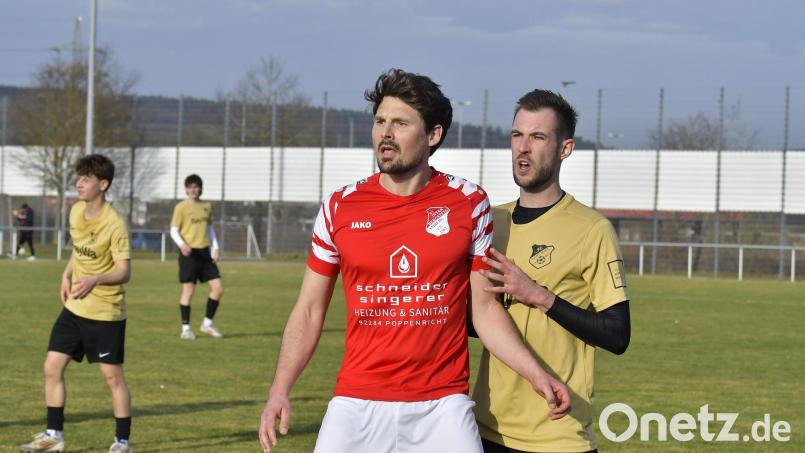 Inter-Stürmer Stefan Meisel (rotes Trikot) streng bewacht von Lukas Sebralla vom 1. FC Schlicht. Und dennoch entkam Meisel zwei Mal und 
machte die Tore. Bild: zg