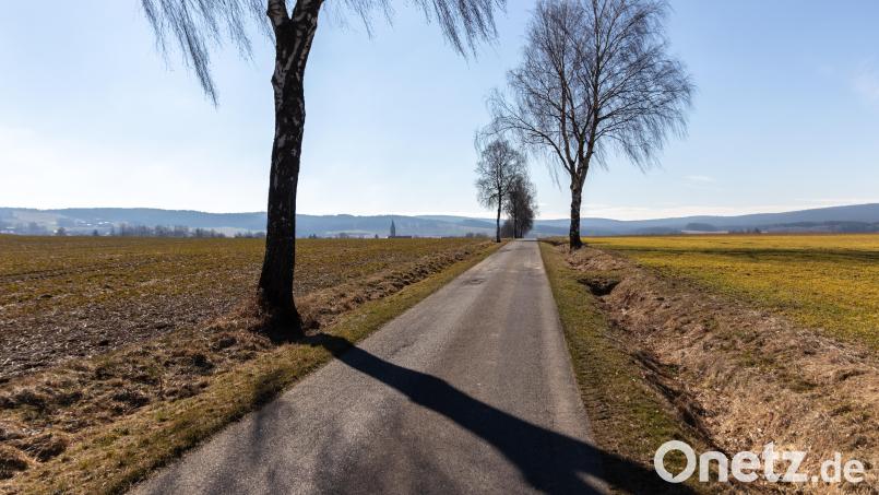 Dieser Weg, der die Orte Bärnau und Ellenfeld verbindet, soll im Zuge des Ikom-Kernwegenetz-Konzepts ausgebaut werden. Nach dem Ausbau wäre er für die Anforderungen der modernen Landwirtschaft besser geeignet. Bild: Susanne Forster